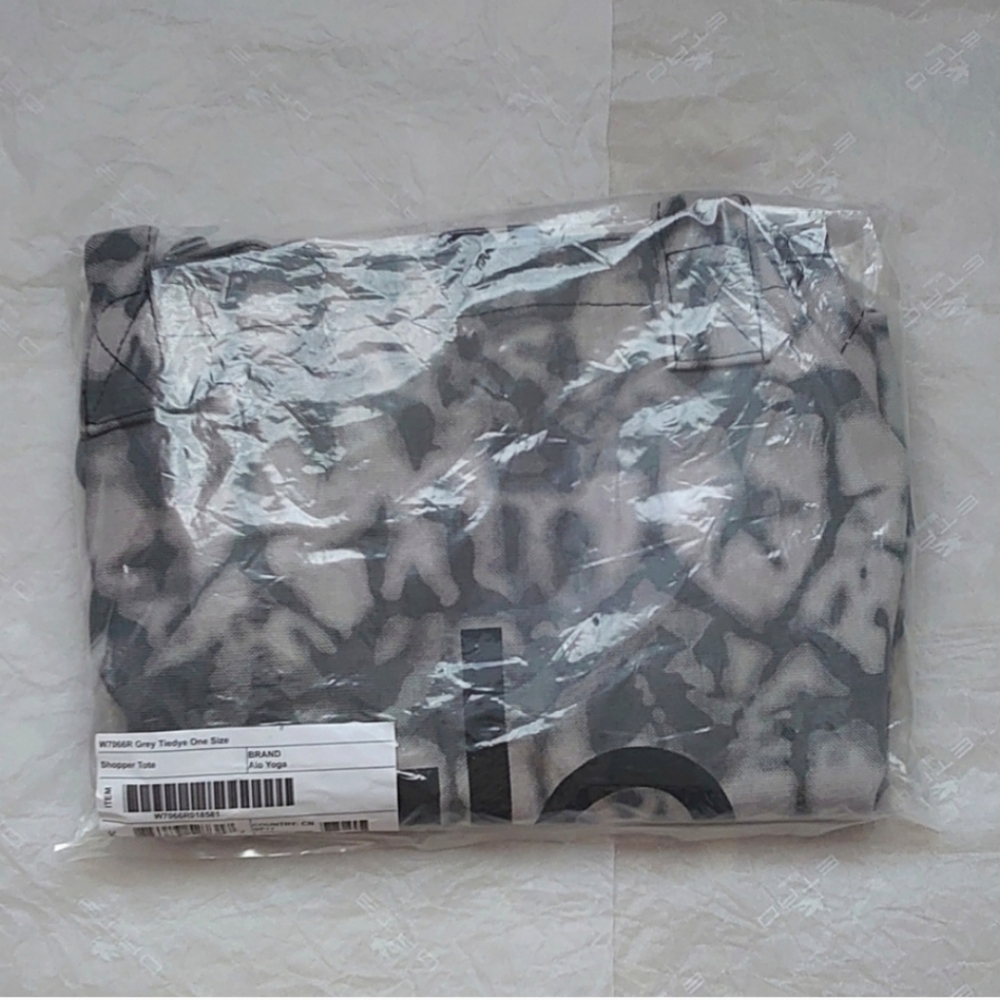 ALO Yoga Shopper Tote - Picture 7 of 8